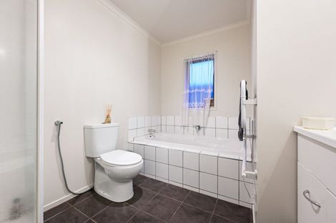 Photo of property in 12 Chadwick Place, Rototuna North, Hamilton, 3210