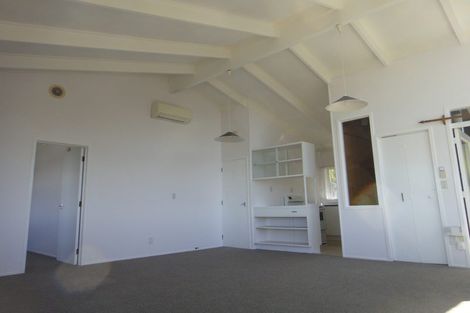 Photo of property in 639a Glenfield Road, Totara Vale, Auckland, 0629