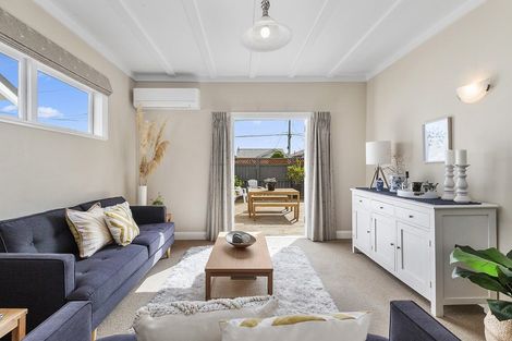 Photo of property in 22 Resolution Street, Lyall Bay, Wellington, 6022
