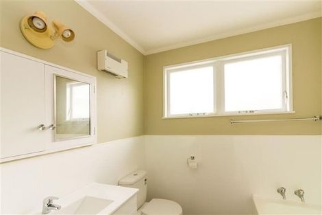 Photo of property in 6a Hollows Crescent, Takaro, Palmerston North, 4412