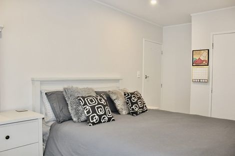 Photo of property in 2/70 Kaurilands Road, Titirangi, Auckland, 0604