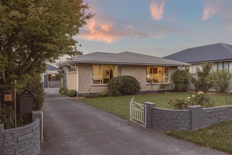 Photo of property in 6 Laing Crescent, Heathcote Valley, Christchurch, 8022