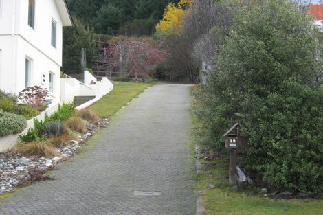 Photo of property in 32 Wynyard Crescent, Fernhill, Queenstown, 9300
