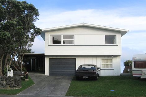 Photo of property in 12 Somes Crescent, Newlands, Wellington, 6037