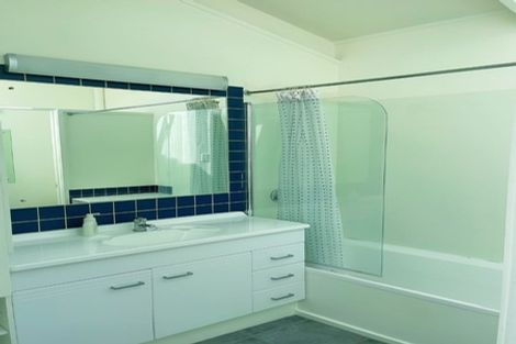 Photo of property in 2/881 East Coast Road, Northcross, Auckland, 0632