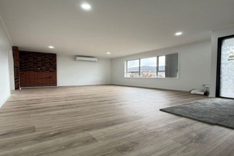Photo of property in 16 Gloaming Place, Conifer Grove, Takanini, 2112