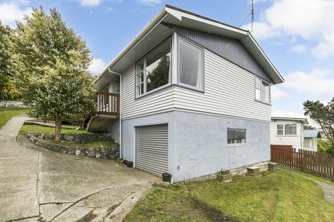 Photo of property in 16 Alwyn Place, Newlands, Wellington, 6037