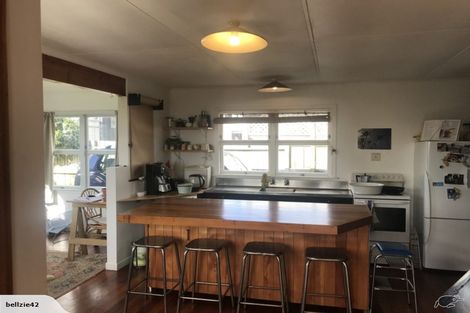 Photo of property in 8 Donnelly Street, Oakura, 4314