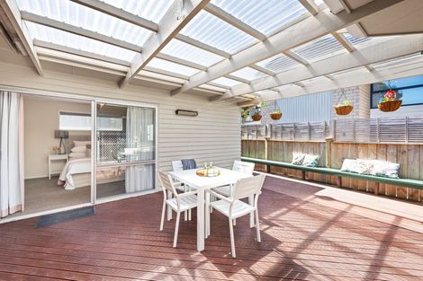 Photo of property in 10 Borrowdace Avenue, Botany Downs, Auckland, 2010