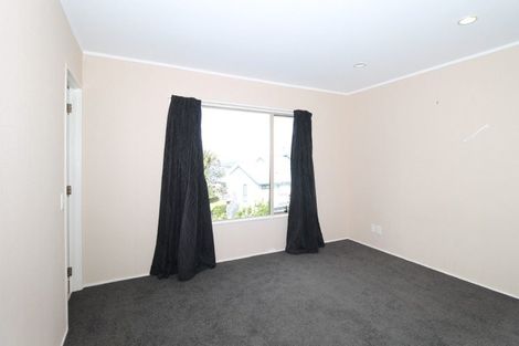 Photo of property in 2/49 Ribbonwood Crescent, Goodwood Heights, Auckland, 2105