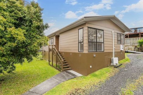 Photo of property in 2 Louise Place, West Harbour, Auckland, 0618