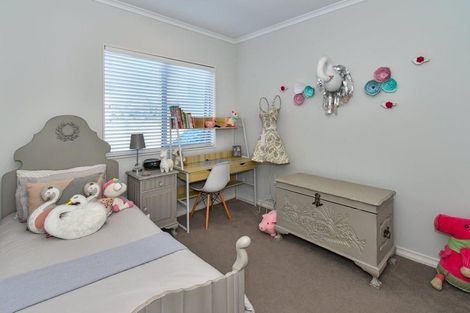 Photo of property in 8 Brumbie Way, Karaka, Papakura, 2113