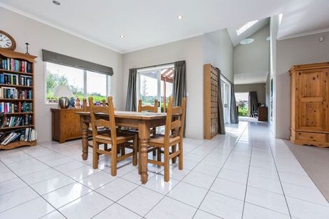 Photo of property in 5 Canyon Drive, Oteha, Auckland, 0632