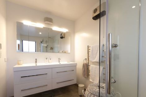 Photo of property in 2 Alpha Close, Wanaka, 9305