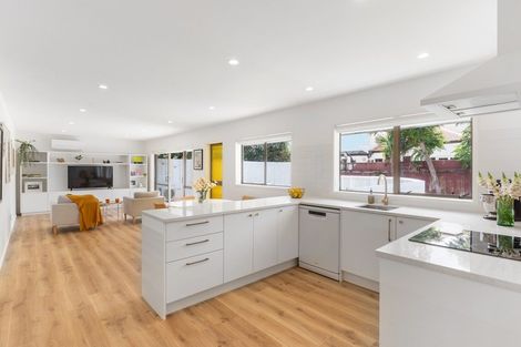 Photo of property in 3/4 Beach Road, Orewa, 0931