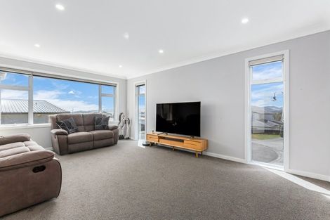Photo of property in 14 Canary Way, Whitby, Porirua, 5024