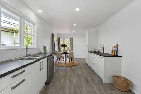 Photo of property in 4 Link Road, Newlands, Wellington, 6037