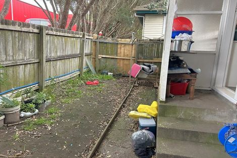 Photo of property in 2/16 Kaponga Crescent, New Lynn, Auckland, 0600