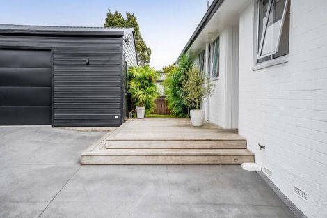 Photo of property in 15 Kowhai Street, Strandon, New Plymouth, 4312