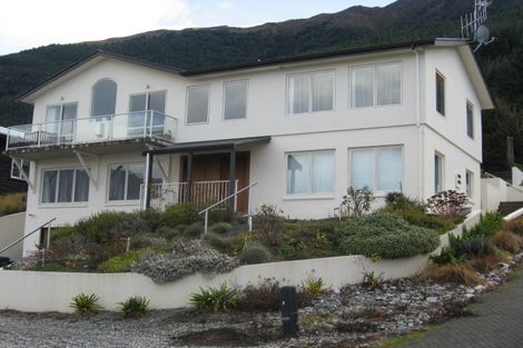 Photo of property in 28 Wynyard Crescent, Fernhill, Queenstown, 9300