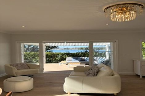 Photo of property in 43a Pohutukawa Avenue, Red Beach, 0932