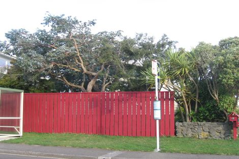 Photo of property in 10 Somes Crescent, Newlands, Wellington, 6037