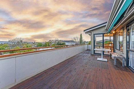 Photo of property in 1/46 Westpark Drive, West Harbour, Auckland, 0618