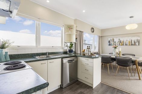 Photo of property in 21a Cleve Road, Green Bay, Auckland, 0604