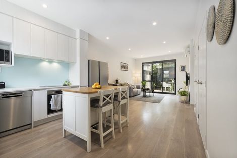 Photo of property in 5b Beach Road, Te Atatu Peninsula, 0610