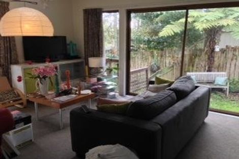 Photo of property in 2/17 Paris Place, Birkenhead, Auckland, 0626