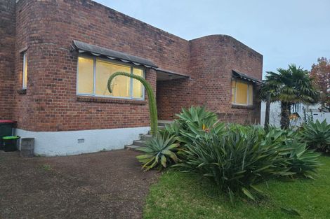 Photo of property in 8 Staveley Avenue, Mount Roskill, Auckland, 1041