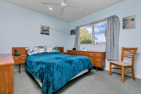 Photo of property in 2/218 Sunnynook Road, Totara Vale, Auckland, 0627