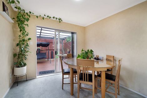 Photo of property in 10 Dainton Place, New Lynn, Auckland, 0600