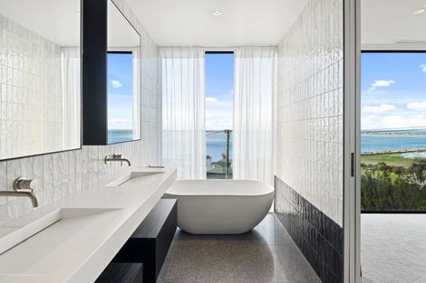 Photo of property in 32 Mount Pleasant Road, Mount Pleasant, Christchurch, 8081