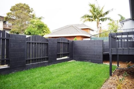 Photo of property in 2/18 Wernham Place, Northcote, Auckland, 0626