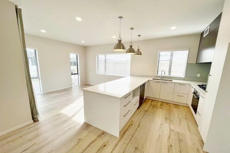 Photo of property in 21 Madden Avenue, Kumeu, 0810