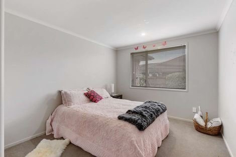 Photo of property in 15 Breaker Grove, Waiuku, 2123