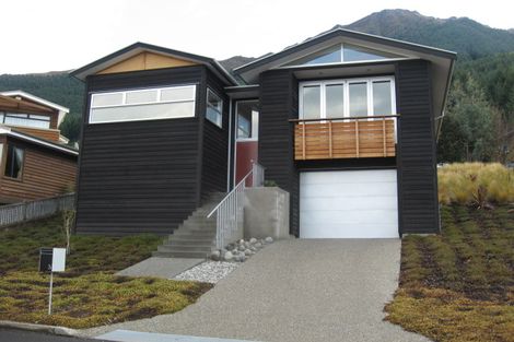 Photo of property in 26 Wynyard Crescent, Fernhill, Queenstown, 9300