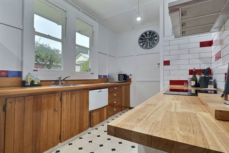 Photo of property in 37 Milton Road, Bluff Hill, Napier, 4110