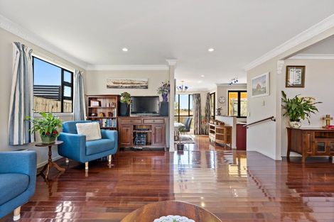 Photo of property in 11 Mackwell Road, Fairview Heights, Auckland, 0632