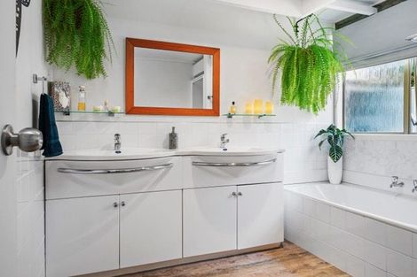 Photo of property in 24 Hedge Row, Sunnyhills, Auckland, 2010