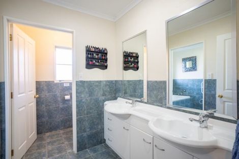 Photo of property in 50 Waicola Drive, Fitzherbert, Palmerston North, 4471