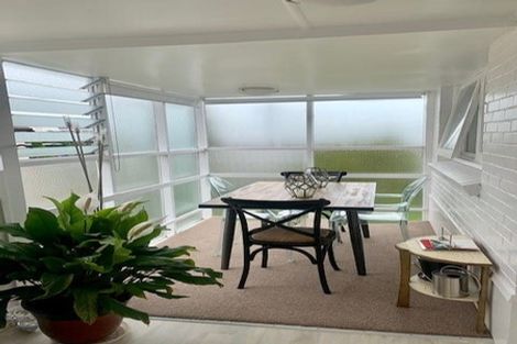 Photo of property in 2/96 East Coast Road, Forrest Hill, Auckland, 0620