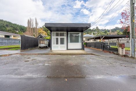 Photo of property in 68 Pinehaven Road, Pinehaven, Upper Hutt, 5019