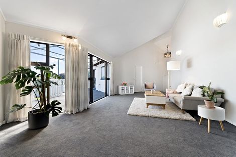 Photo of property in 4 Raphael Place, West Harbour, Auckland, 0618