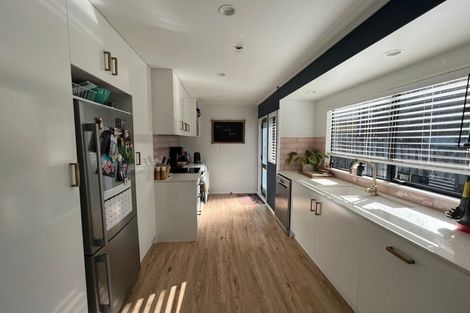 Photo of property in 1/3 Fernlea Rise, Bayview, Auckland, 0629