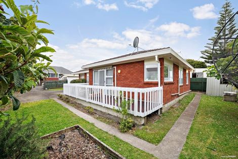 Photo of property in 2/239 Edmonton Road, Te Atatu South, Auckland, 0610