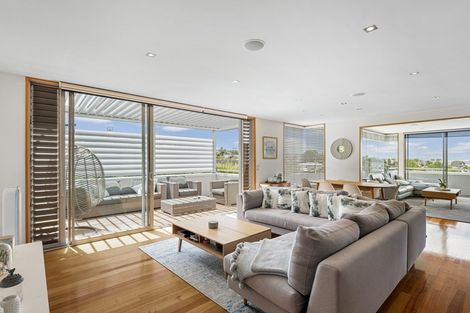 Photo of property in 2/55 Parr Terrace, Castor Bay, Auckland, 0620