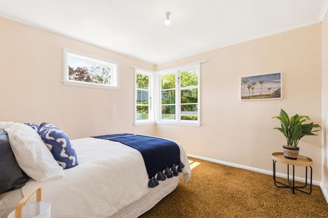 Photo of property in 12 Bracken Road, Newlands, Wellington, 6037