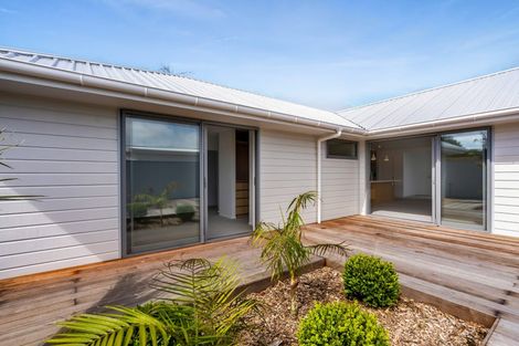 Photo of property in 9a Strandon Place, Strandon, New Plymouth, 4312